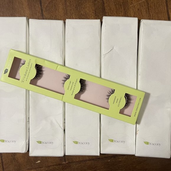 False Eyelashes - Picture 1 of 4